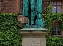 Cтатуя в кампусе Принстонского университета